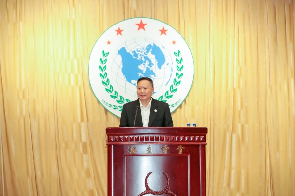 福建省企业与企业家联合会许先丛执行副会长宣读换届批文